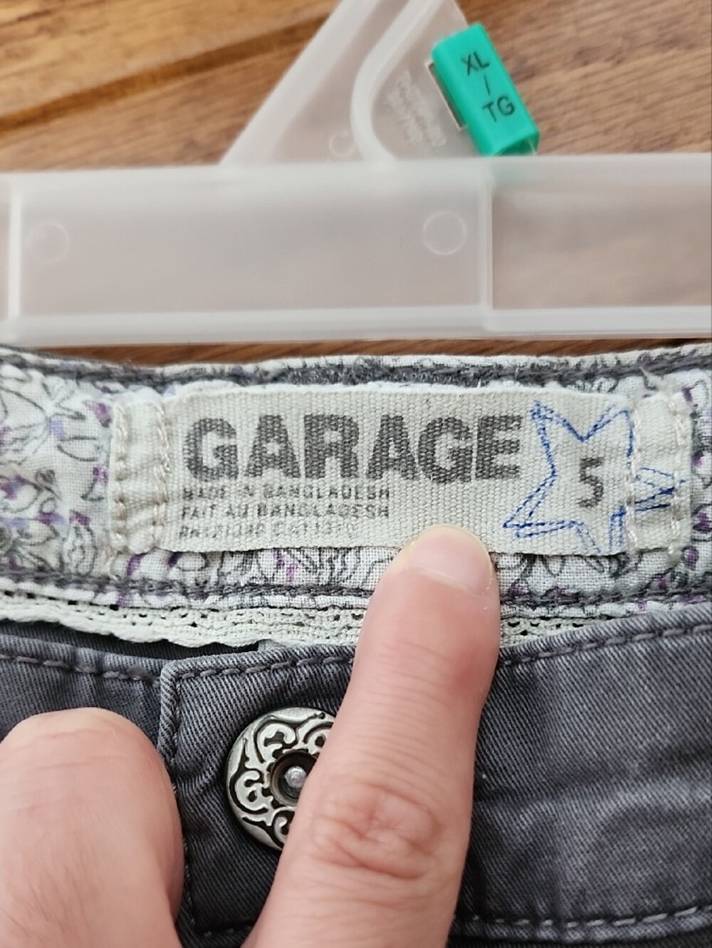 Vintage Y2K Garage Women's Gray Rolled-Hem Shorts - Picture 7 of 16